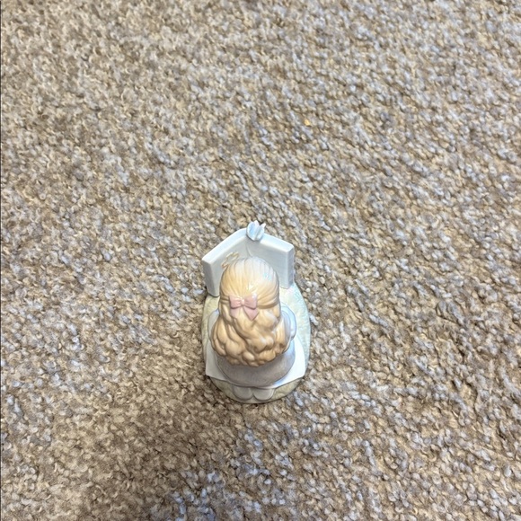 Hallmark Studio B - Little Girl Kneeling in Prayer w Bible - Porcelain Figurine - Picture 6 of 9